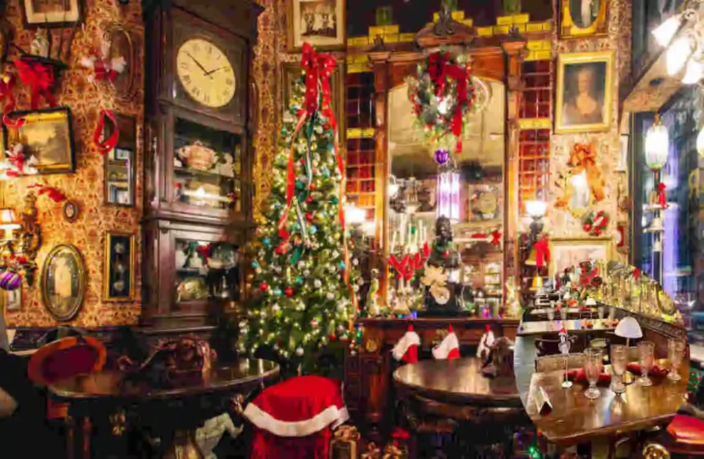 when does oscar wilde decorate for christmas